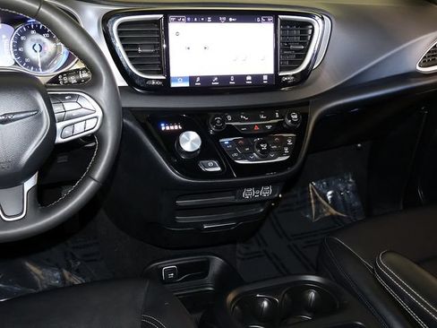 Used 2025 Chrysler Pacifica Select FWD image 16