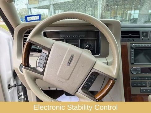 Used 2012 Lincoln Navigator Base image 16