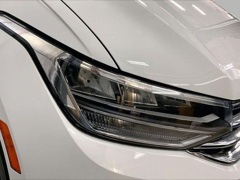 Used 2022 Volkswagen Tiguan SE AWD/4WD image 27