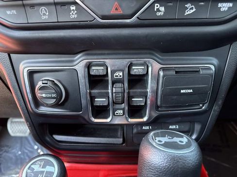 Used 2019 Jeep Wrangler Unlimited Sahara image 22