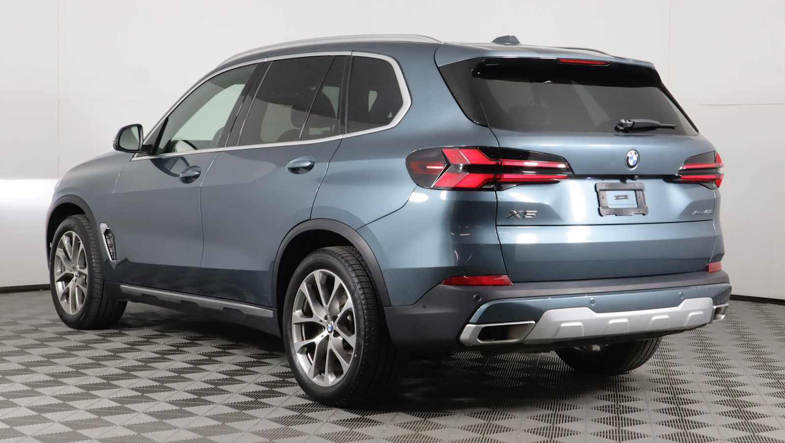 Used 2024 BMW X5 xDrive40i w/ Premium Package AWD/4WD image 4