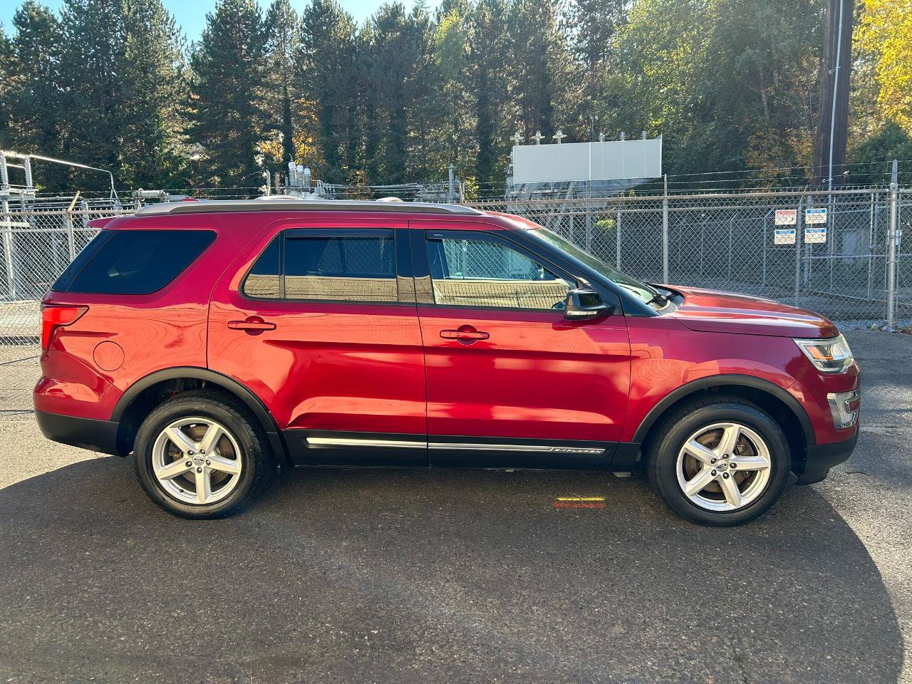 Used 2016 Ford Explorer XLT AWD/4WD image 4