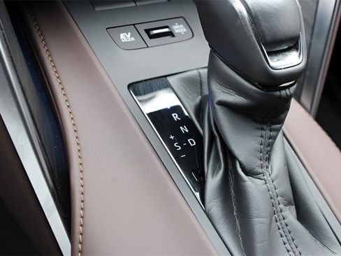 Used 2023 Toyota Venza Limited image 15