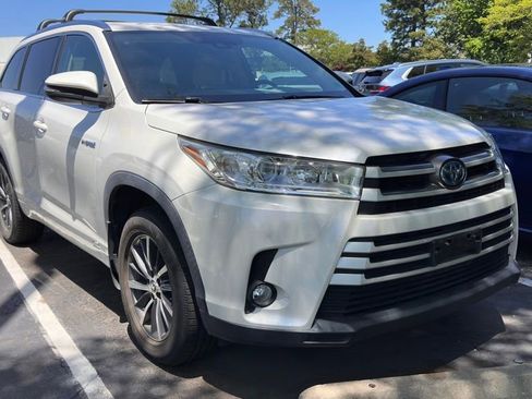 Used 2017 Toyota Highlander XLE AWD/4WD image 1