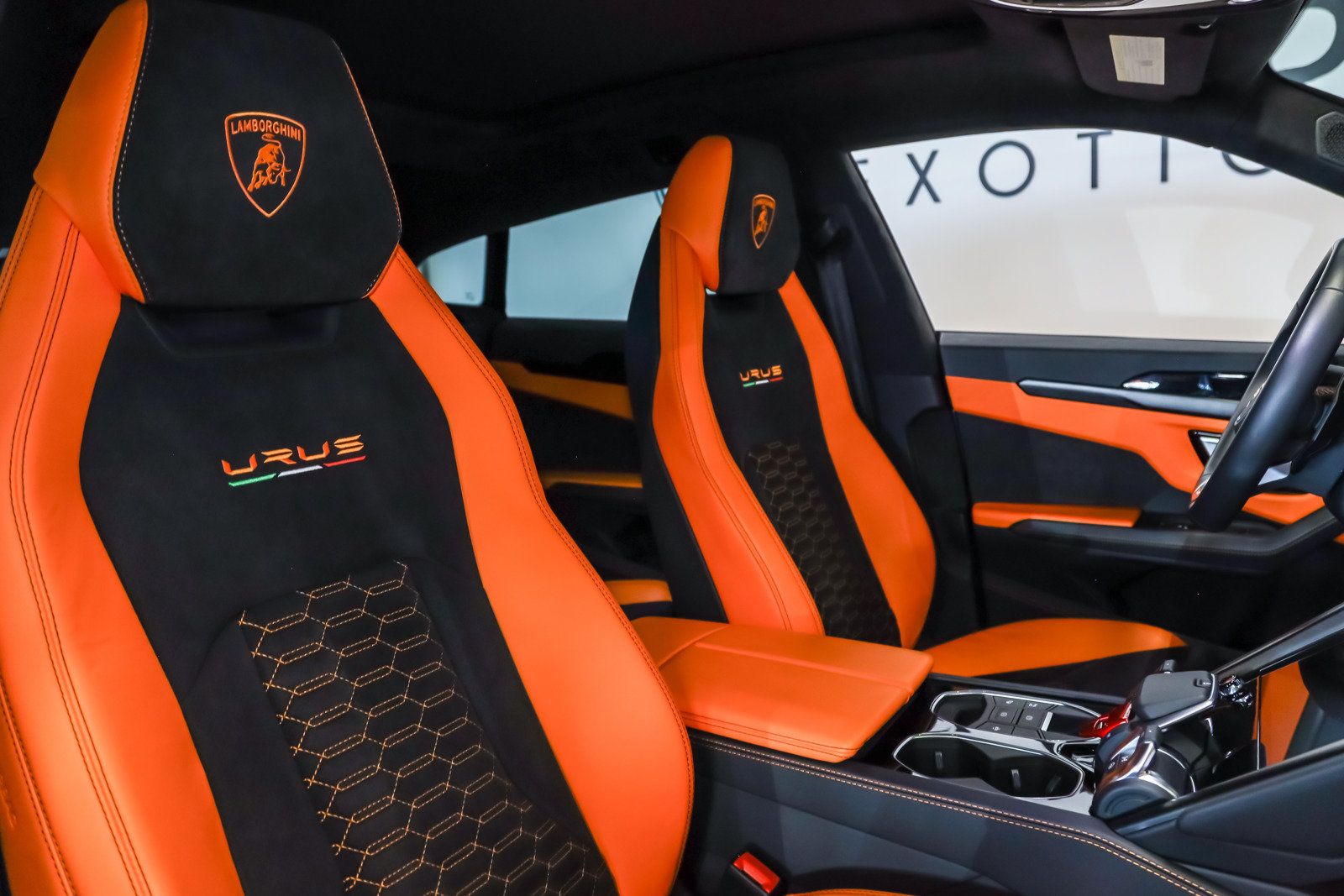 Used 2022 Lamborghini Urus AWD/4WD image 35