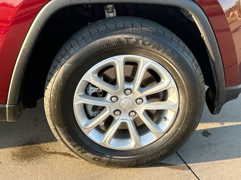 Used 2021 Jeep Grand Cherokee Laredo image 10