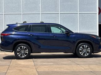 Used 2022 Toyota Highlander XLE FWD video 3