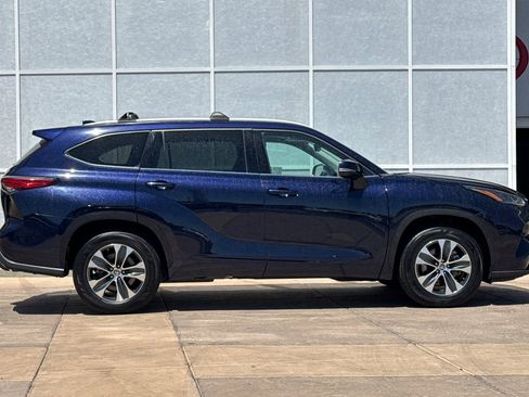 Used 2022 Toyota Highlander XLE FWD image 3