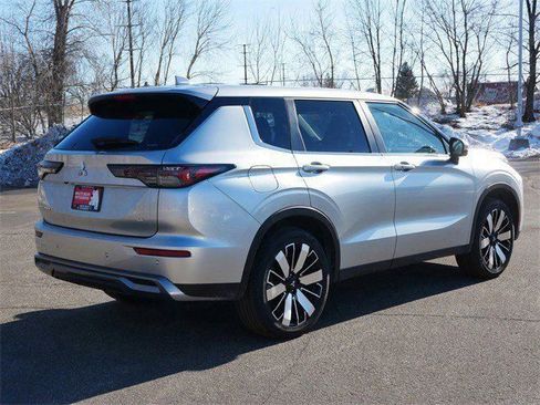 Used 2025 Mitsubishi Outlander SE image 7