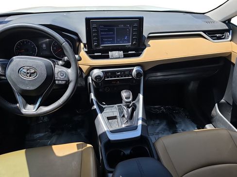 Used 2020 Toyota RAV4 XLE Premium FWD image 10