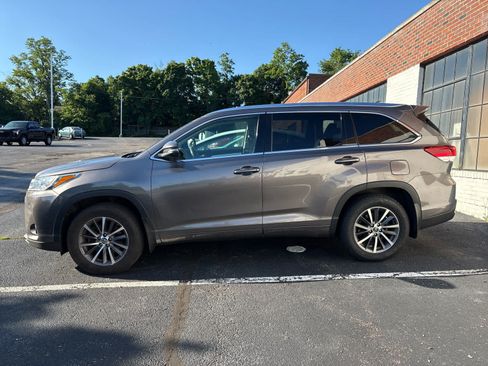 Used 2018 Toyota Highlander XLE AWD/4WD image 3