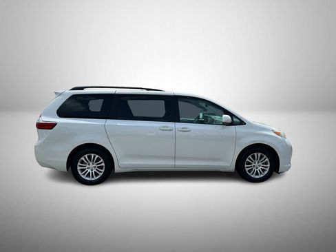 Used 2017 Toyota Sienna XLE w/ XLE Navigation Package FWD image 5