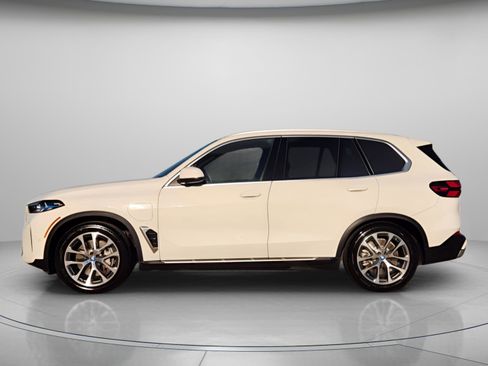 Used 2025 BMW X5 xDrive50e image 2