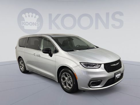 Used 2024 Chrysler Pacifica Limited image 10