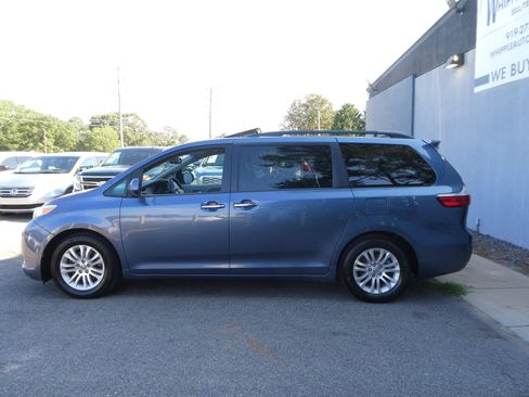 Used 2015 Toyota Sienna XLE FWD image 9