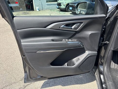 Used 2025 Chevrolet Traverse LT FWD image 17