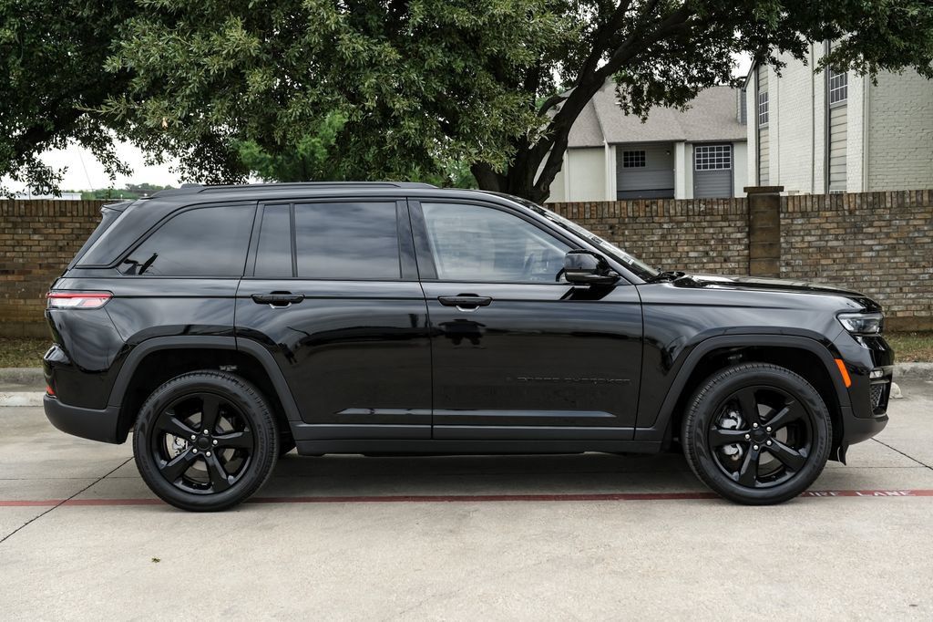 Used 2023 Jeep Grand Cherokee Limited w/ Black Appearance Package AWD/4WD image 14