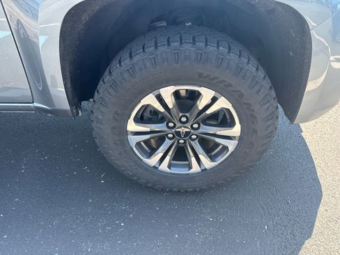 Used 2022 Chevrolet Colorado Z71 AWD/4WD image 10