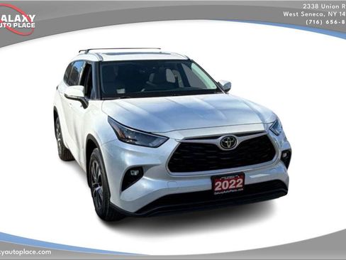 Used 2022 Toyota Highlander XLE AWD/4WD image 3