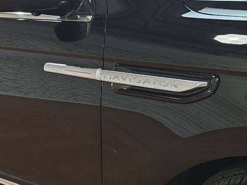 Used 2019 Lincoln Navigator Reserve image 13