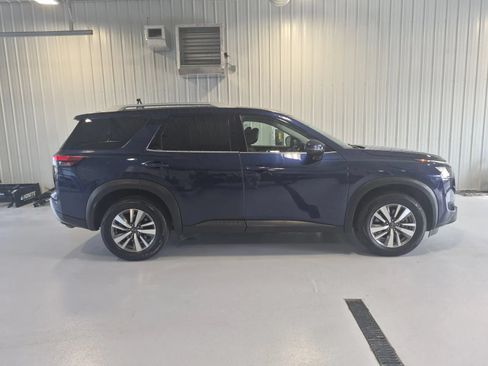 Used 2025 Nissan Pathfinder SL AWD/4WD image 2