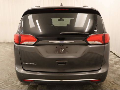 Used 2019 Chrysler Pacifica Touring-L image 5