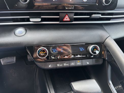 Used 2022 Hyundai Elantra SEL w/ Convenience + Premium Package image 16