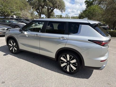 Used 2025 Mitsubishi Outlander SE FWD image 4