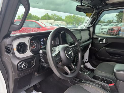 Used 2024 Jeep Gladiator Sport AWD/4WD image 10