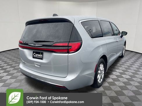 Used 2024 Chrysler Pacifica Touring-L image 18