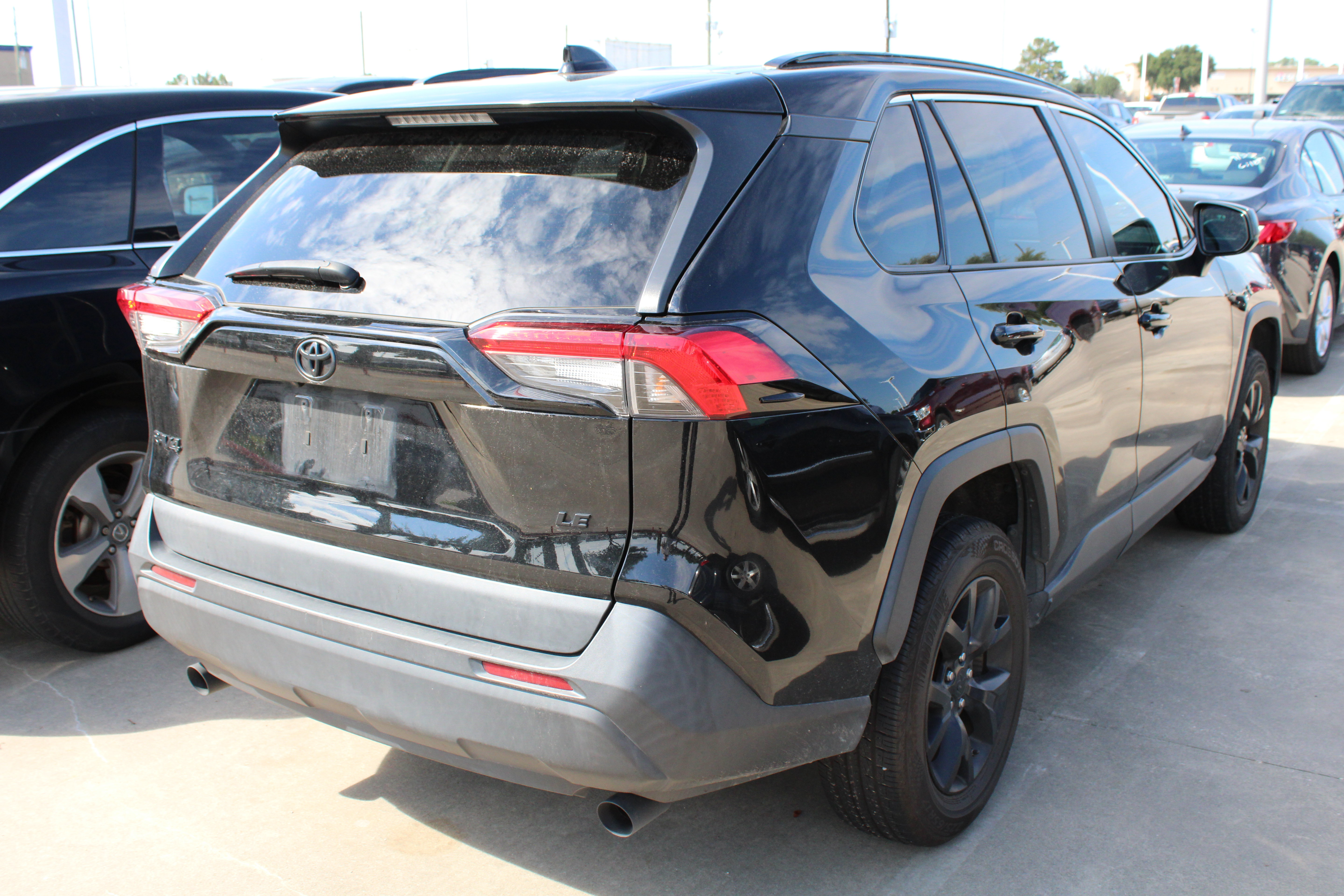 Used 2021 Toyota RAV4 LE FWD image 10
