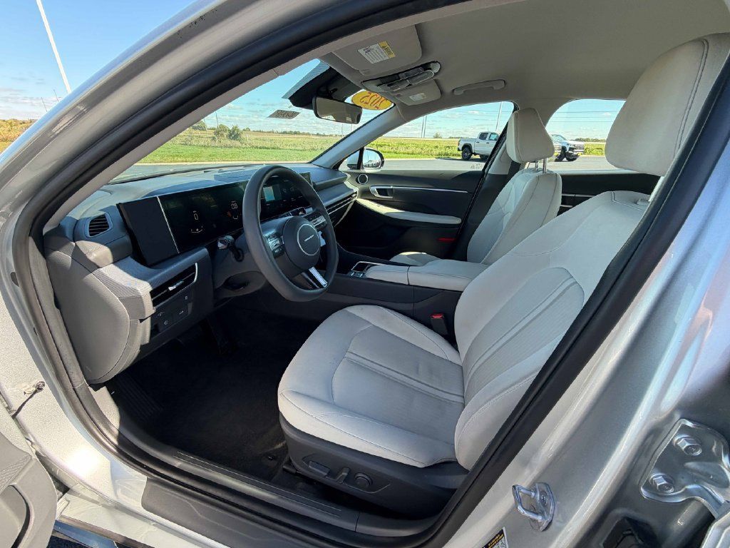 Used 2024 Nissan Altima 2.5 SV FWD image 16