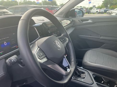 Used 2025 Volkswagen Taos SE FWD image 9