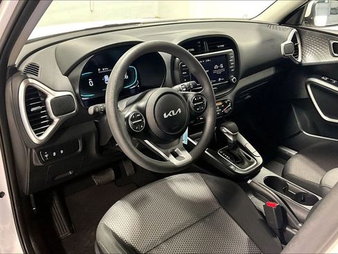 Used 2025 Kia Soul LX image 16
