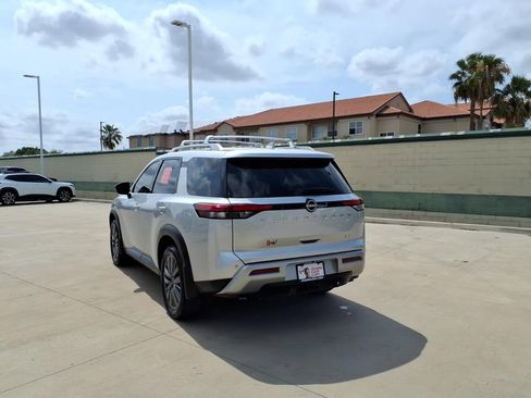 Used 2025 Nissan Pathfinder SL w/ SL Premium Package FWD image 3
