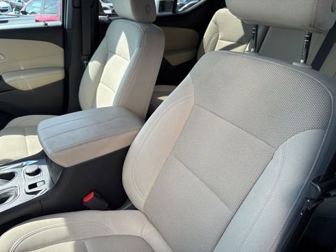 Used 2023 Chevrolet Traverse LS image 11