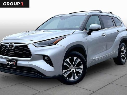 Used 2023 Toyota Highlander XLE AWD/4WD image 1