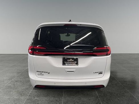 Used 2025 Chrysler Pacifica Limited AWD/4WD image 26
