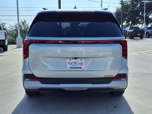 Used 2025 Kia Carnival EX FWD image 6
