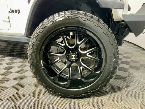 Used 2018 Jeep Wrangler Unlimited Sahara AWD/4WD image 35