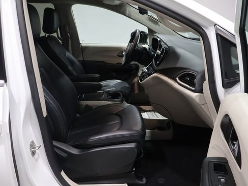 Certified 2024 Chrysler Pacifica Touring-L image 22