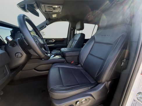 Used 2025 GMC Yukon XL Denali AWD/4WD image 9