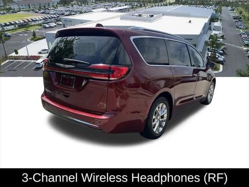 Certified 2021 Chrysler Pacifica Touring-L w/ Uconnect Theater Family Group FWD image 5