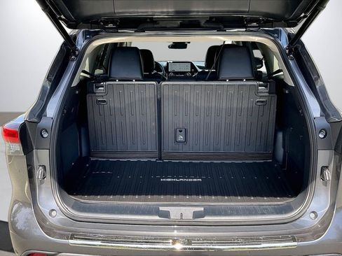 Used 2023 Toyota Highlander Platinum FWD image 28
