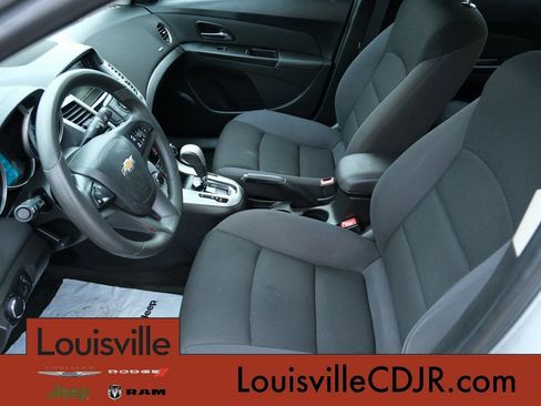 Used 2016 Chevrolet Cruze LT w/ Technology Package FWD image 5