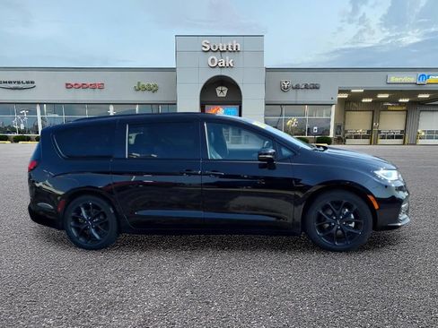 Certified 2025 Chrysler Pacifica Limited FWD image 2
