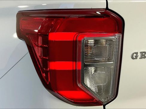 Used 2022 Ford Explorer XLT image 41