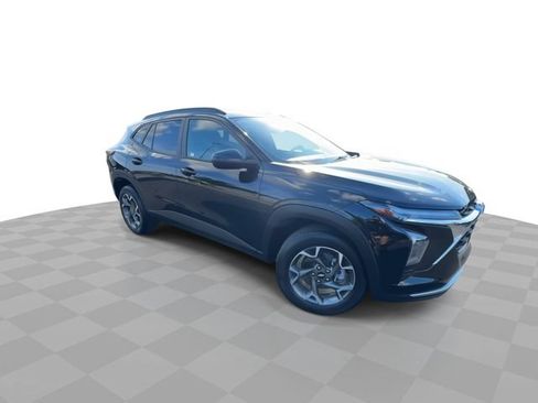 Certified 2025 Chevrolet Trax LT w/ LT Convenience Package FWD image 2