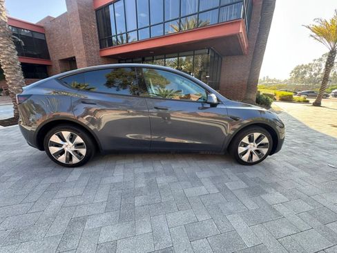 Used 2024 Tesla Model Y Long Range RWD image 9