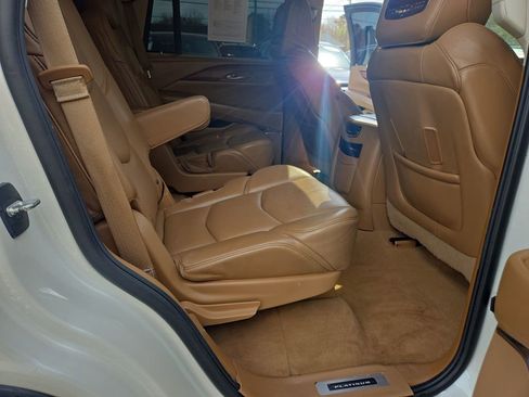 Used 2015 Cadillac Escalade Platinum image 30